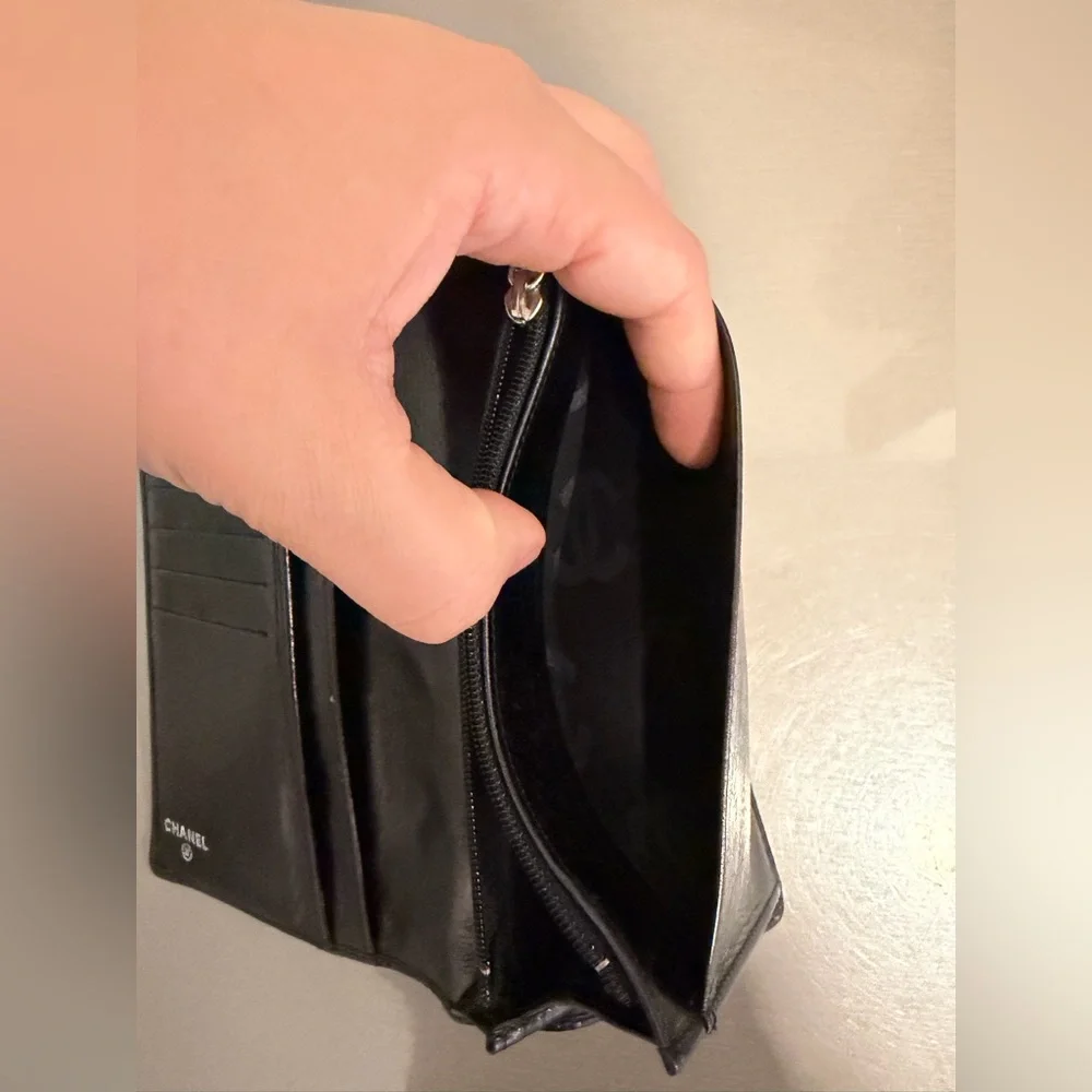 CHANEL Quilted Dark Leather wallet - Picture 6 of 11